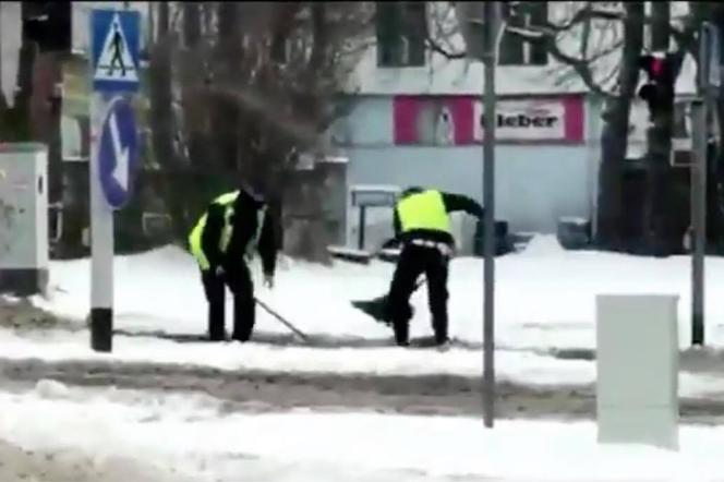 Policjanci przyłapani na gorącym uczynku w Katowicach! Nagranie krąży w sieci. Będziecie w szoku 