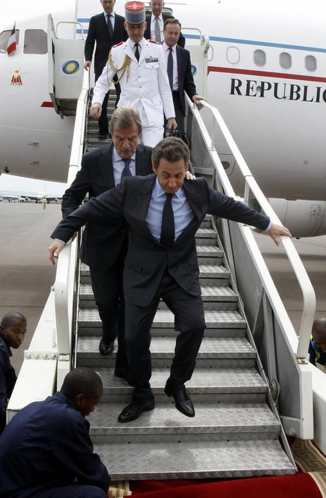 Nicolas Sarkozy na lotnisku w Rwandzie 