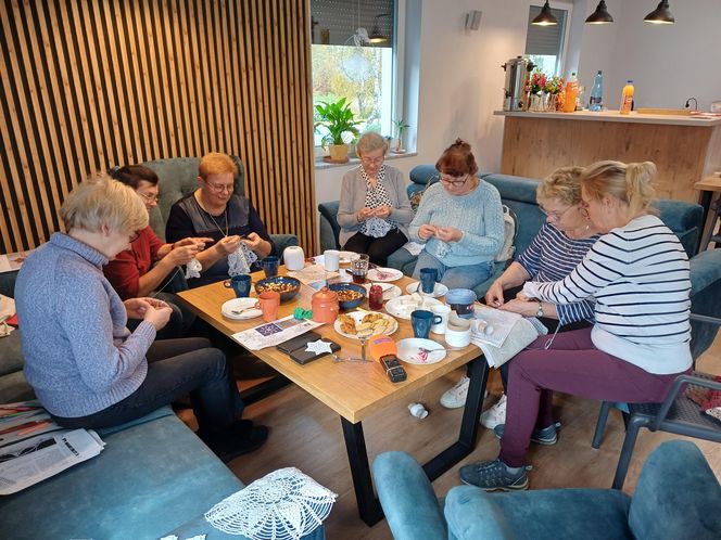 Szydełkowe babki z Ostrzeszowa. Dziergają w miejscach publicznych i ... zarażają pasją!