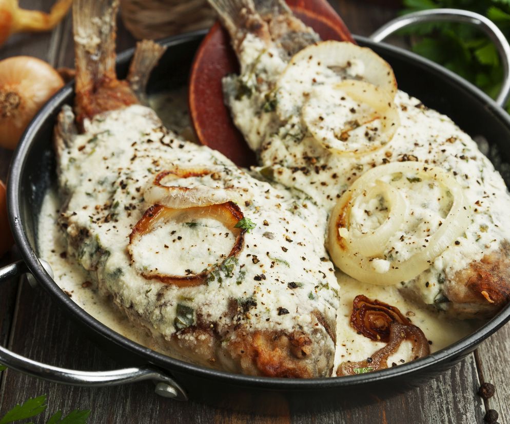 Karp zapiekany w śmietanie: sprawdzony przepis