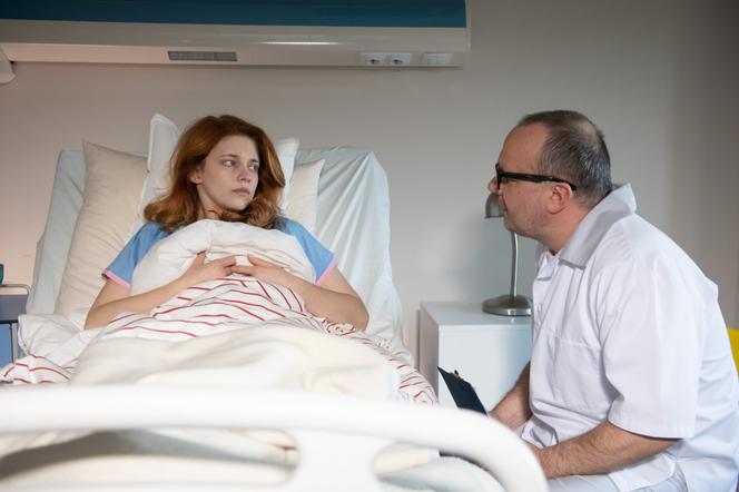 Na Wspólnej odc. 2906. Anastazja (Karolina Bacia), lekarz (Krzysztof Pyziak)