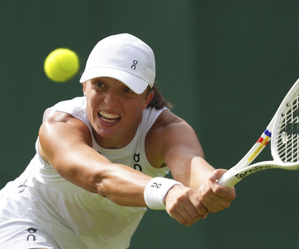 Iga Świątek - Caty McNally RELACJA NA ŻYWO i WYNIK. Polka walczy w Wimbledonie
