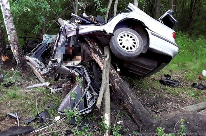 Łódź. Koszmarny wypadek 28-latka na ul. Frezjowej. Z BMW nic nie zostało 