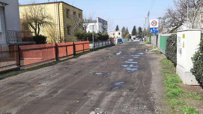 Łatanie drogi gruntowej asfaltem nic nie dało! Tak dziś wygląda ul. Wicherkiewicz