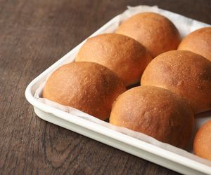 Wlewam filiżankę do mąki. Te obłędne bułeczki zachwycają od pierwszego kęsa 