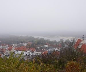 Mglisty Kazimierz Dolny w obiektywie. Miasteczko nad Wisłą przyciąga turystów nawet późną jesienią