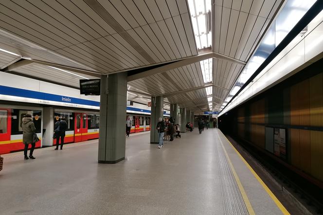 Warszawa: Metro przestaje jeździć, na ulice stolicy wyjadą autobusy zastępcze
