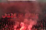 Derby Krakowa: Kibole ostrzelali sektor gości. Cały stadion w dymie [ZDJĘCIA, WIDEO, AUDIO]