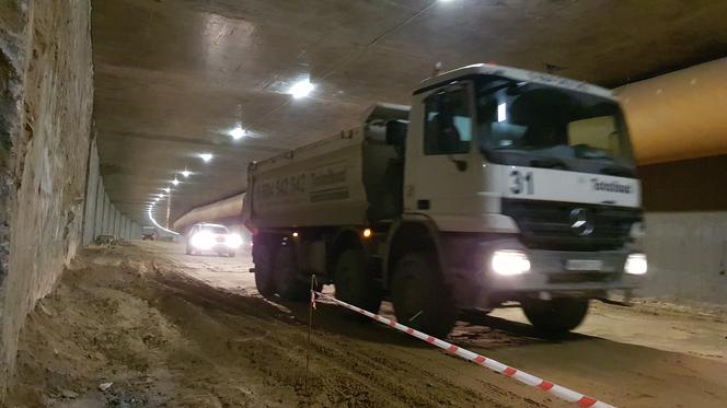 Mógł powstać tam parking, ale zabrakło pieniędzy. Pustka w tunelu POW pozostanie pustką