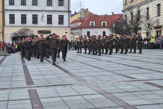 Wojskowa uroczystość na Rynku w Tarnowie