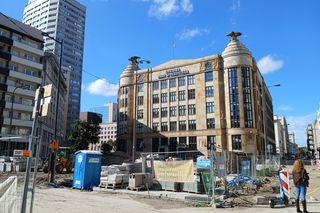 Przebudowa ulic Złotej i Zgoda w Warszawie. Efekty coraz bardziej widoczne. Zieleń, fontanna, nowe chodniki