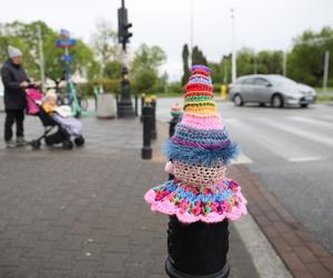 Dekoracje z kolorowej włóczki w okolicach pl. Wilsona