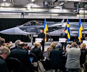 Premier Szwecji i prezydent Ukrainy na tle myśliwca Gripen