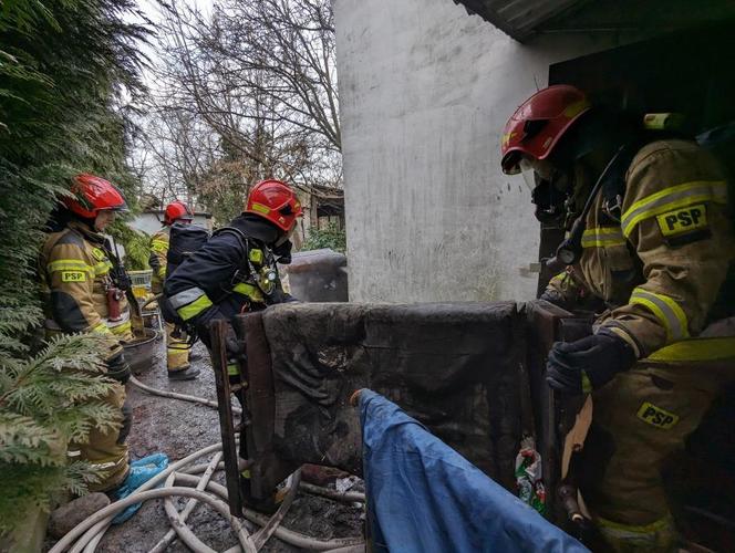 Leżała nieprzytomna, dym buchał z okien jej domu. Strażacy próbowali ją ocalić 