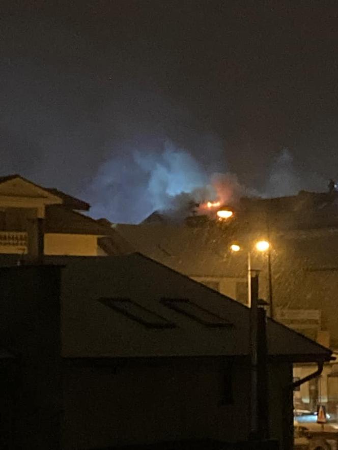 Pożar w Żorach. 30 osób ewakuowanych z mieszkań i firm