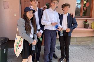 Ósmoklasiści z SP nr 2 w Nowym Sączu po egzaminie z języka polskiego