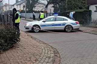 Sąsiedzi usłyszeli strzał, ciało kobiety leżało przy bramie. Nie żyje żona byłego policjanta