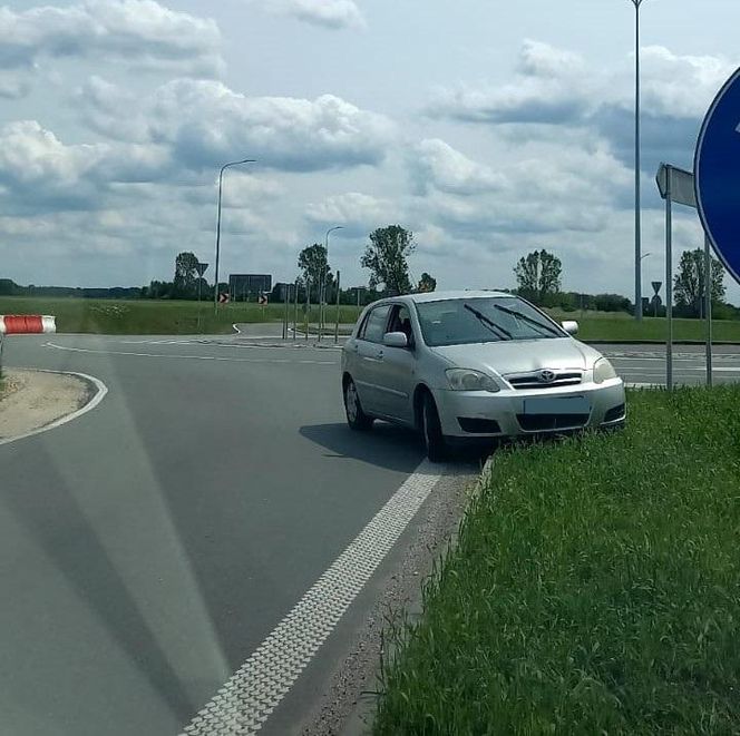 „Wziął na maskę” motocyklistę, który chciał go zatrzymać, gdy jechał wężykiem