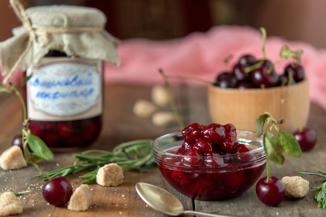 Boska czekowiśnia: przepis na wiśnie z rumem w czekoladzie