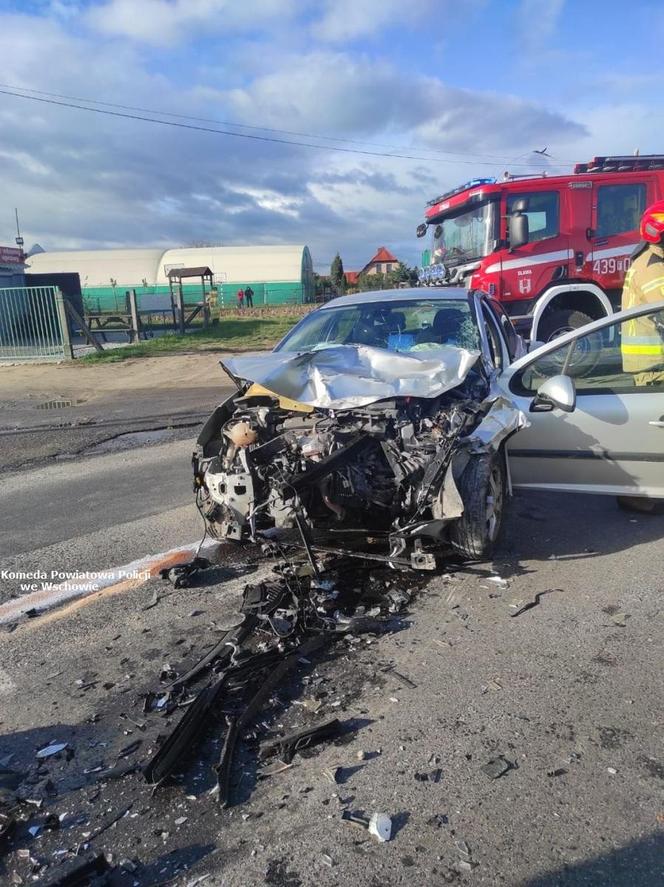 Wypadek na łuku drogi niedaleko Sławy. Dwie osoby poszkodowane