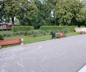 27-latek zniszczył ławki w parku