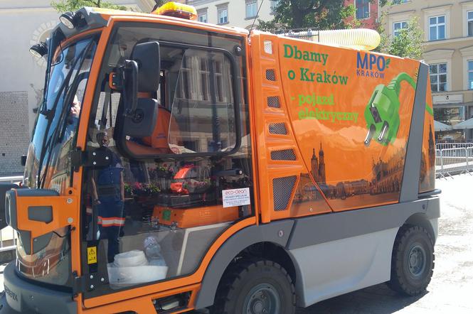 Nowa zamiatarka krakowskiego MPO będzie jeździć po Rynku Głównym i sąsiednich ulicach