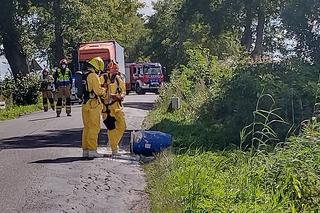 Porzucone beczki z niebezpieczną substancją przy drodze Susz-Kisielice