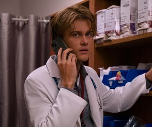 Christopher Briney jako Conrad Fisher.