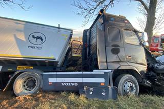 Horror w Golanach. Czołowe zderzenie ciężarówki i audi. Nie żyje kierowca osobówki