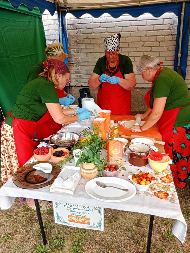 Mimo wyjątkowo upalnego dnia, panie z lokalnych KGW ulepiły w Pierogu setki przepysznych pierogów!