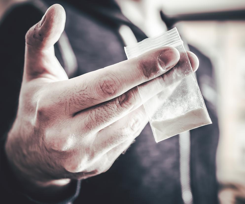 Mefedron - król dopalaczy. Jak działa i jakie są skutki jego zażywania?