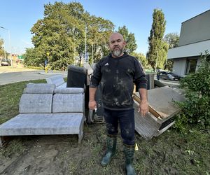 Mieszkańcy Kłodzka i Stronia Śląskiego rozpoczęli wielkie sprzątanie. Chcą zwalczyć skutki powodzi