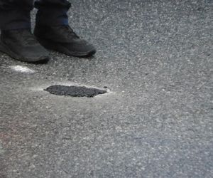Ostatnie Pokolenie przykleiło się do jezdni na S8. Strażacy musieli skuć asfalt
