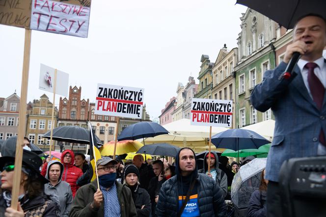 Marsz antycovidowców w Poznaniu. Protestujący: „Zakończyć PLANDEMIĘ!" [ZDJĘCIA]