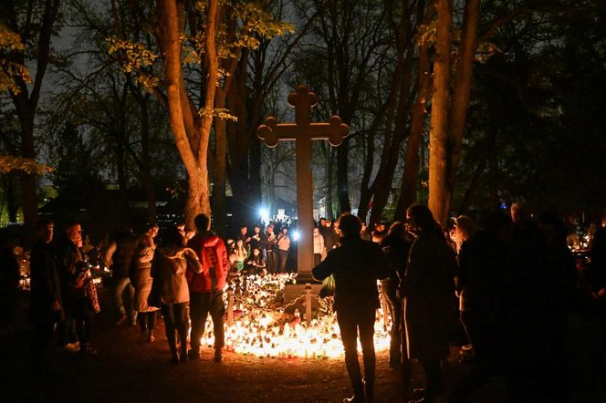   Setki migoczących zniczy. Tak wyglądają polskie cmentarze po zmroku. Zobacz niezwykłe zdjęcia