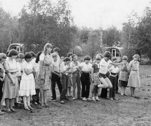 Grupa harcerzy podczas VIII Zlotu Nieprzetartego Szlaku w Mikorzynie w maju 1985 r. APK, Dziennikarska Spółdzielnia Pracy Ziemia Kaliska w Kaliszu