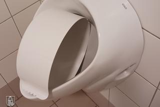 Wandale zdemolowali toaletę na dworcu w Choszcznie