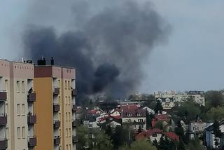Kłęby czarnego dymu nad Krakowem. Strażacy walczą z ogniem na Puszkarskiej [ZDJĘCIA]