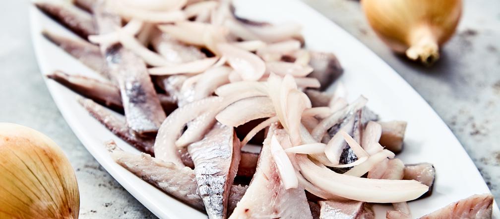 Śledzie w oleju lnianym: tradycyjny przepis na śledzie