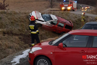Volvo wpadło w poślizg i wylądowało w przydrożnym rowie