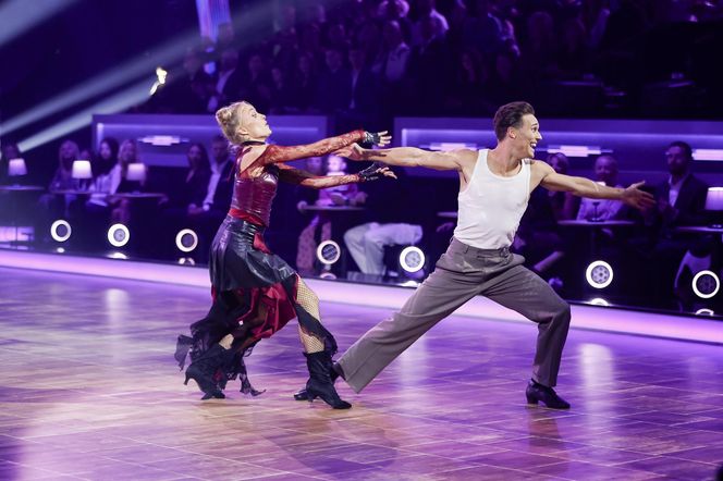 Maurycy Popiel w "Tańcu z Gwiazdami". Partneruje mu Sara Janicka