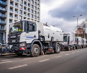 Harmonogram pozimowego sprzątania Łodzi. Pierwsze zamiatarki już jeżdżą po ulicach