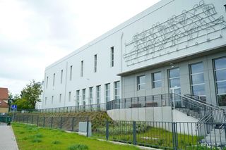 Pożar opóźnił remont, ale w końcu jest! Hala sportowa w Gdyni otwarta. Od kiedy będzie można korzystać? 