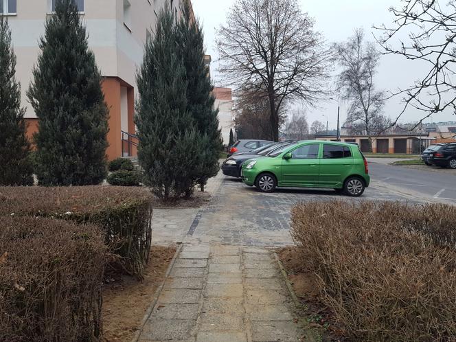 Parkingowy absurd na osiedlu Rejtana w Lesznie 