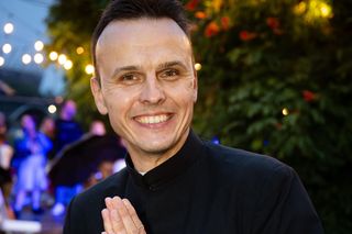 Ksiądz otwiera lokal w miejscu dawnej agencji towarzyskiej! Zobacz, co się tam teraz dzieje!