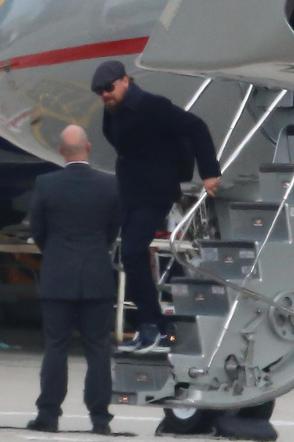 Leonardo DiCaprio wysiada z samolotu