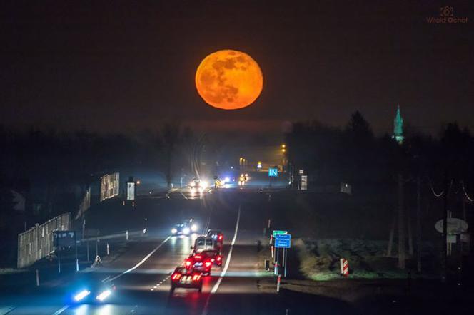 NIESAMOWITE zdjęcia z okolic Trzciany. Fotograf uchwycił wschód księżyca