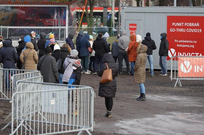 Kolejki do punktów testowych w Gdańsku. Pomorski NFZ zapowiada otwarcie nowych miejsc