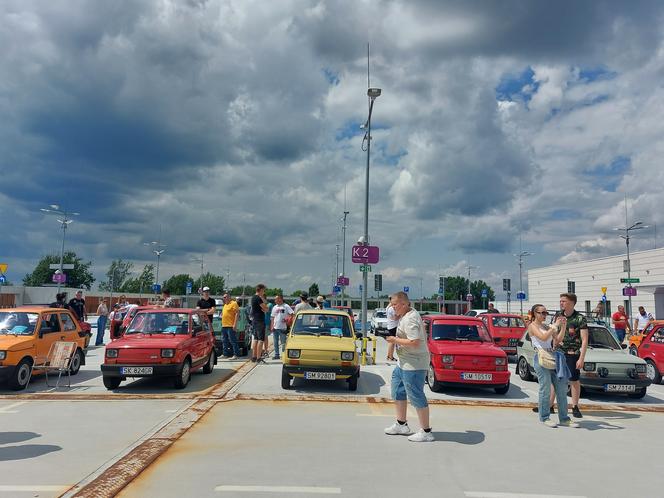 Zlot fiatów 126p w Galerii Libero w Katowicach