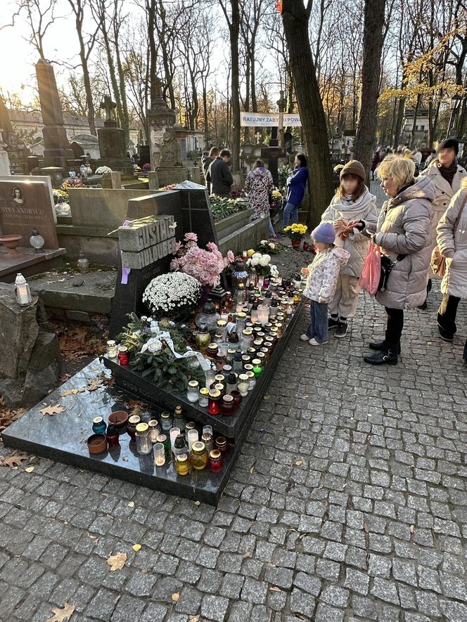 Magdalena Zawadzka na grobie Gustawa Holoubka